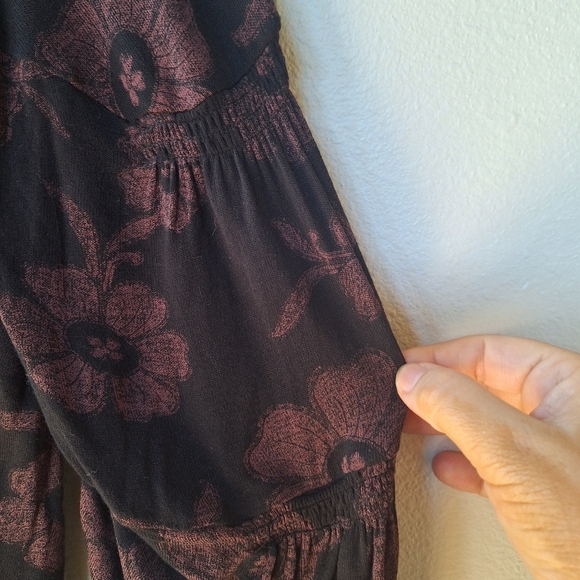 Free People Boho Floral Tunic Smocked detail. Scoop neckline. Womens size S - Picture 5 of 9